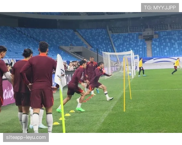 印尼队红白狂欢:球迷热情助威,见证球队持续崛起 印尼队红白狂欢:球迷热情助威,见证球队持续崛起