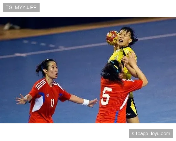 进攻方手球为何不再一律判犯规？规则拆解