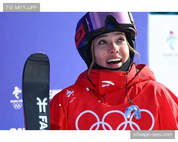 谷爱凌这生活跟电影似的，一边冲奥运奖牌一边挂 Prada包包，不带这么炫的吗？