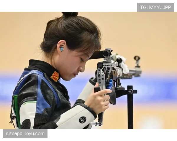 史梦瑶训练完随手啃鸡腿的样子，真不像个射击冠军